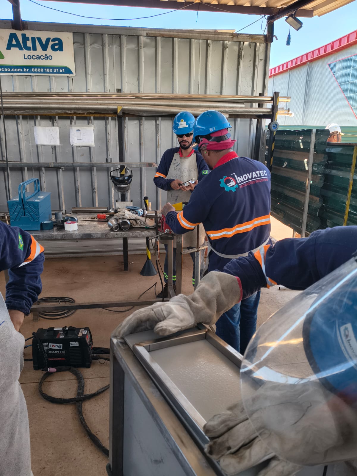Equipe Inovatec em serviço de soldagem